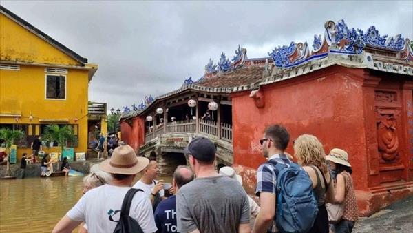 Vietnam sees record foreign tourist arrivals despite stormy season
