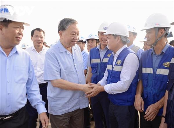 លោកអគ្គលេខាបក្ស តូ ឡឹម ចុះត្រួតពិនិត្យនិងធ្វើការនៅគម្រោងអាកាសយានដ្ឋានអន្តរជាតិ Long Thanh