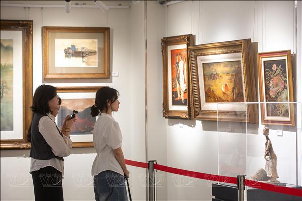 Cuộc sống tươi đẹp mang sắc màu qua một thế kỷ