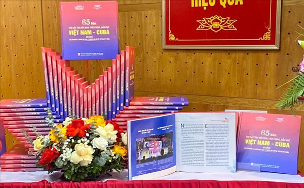 Vietnam y Cuba presentan libro sobre amistad ejemplar