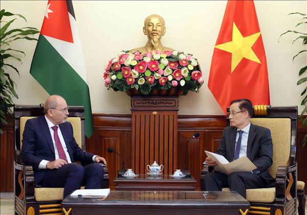 Bộ trưởng Ngoại giao Lê Hoài Trung làm việc với Phó Thủ tướng, Bộ trưởng Ngoại giao và Kiều dân Jordan