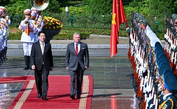 ທ່ານປະທານປະເທດ ເລືອງເກືອງ ເປັນປະທານພິທີຕ້ອນຮັບກະສັດ ຈໍແດນ ຢ່າງເປັນທາງການ