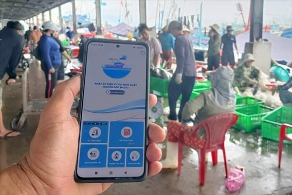 베트남, ‘IUU 어업 근절 디지털 전환 박차…해양경찰, 어민 대상 QR 코드 배포