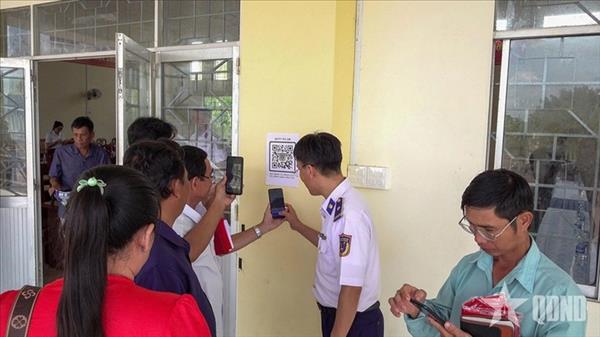 ກອງ​ບັນ​ຊາ​ການທະ​ຫານເຮືອ​ເຂດ 4 ອອກ​ລະ​ຫັດ QR ໃຫ້​ແກ່​ຊາວ​ປະ​ມົງ​ຕ້ານ​ການ​ຂຸ​ດ​ຄົ້ນ IUU