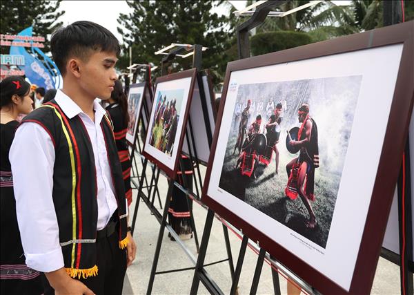 Triển lãm ảnh Sắc màu các dân tộc Việt Nam