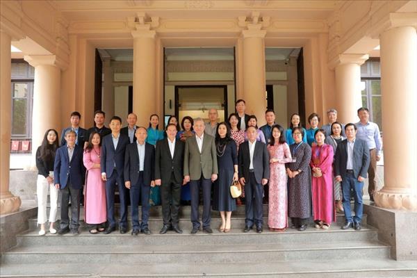 ທ່ານ​ເລ​ຂາ​ທິ​ການ​ໃຫຍ່ ໂຕ​ເລິມ ແລະ ພັນ​ລະ​ຍາ ໄປ​ຢ້ຽມຊົມ ​ງານ​ວາງ​ສະ​ແດງ 100 ປີ​ແຫ່ງ​ການ​ວິ​ຈິດ​ສິນທັນ​ສະ​ໄໝ