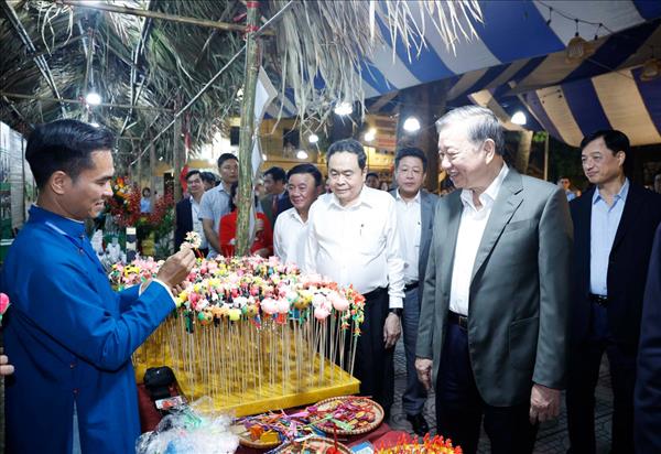 Ba Dinh accueille des dirigeants pour le 95ᵉ anniversaire du Front de la Patrie