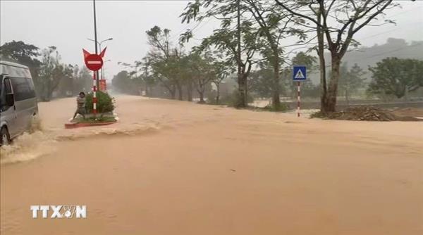 Premier vietnamita insta a reforzar la preparación ante fuertes lluvias e inundaciones en región central