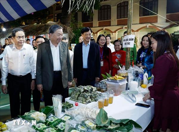 또 럼 당 서기장‧쩐 타인 먼 국회의장, 하노이 바딘동 민족 대단결의 날 참석