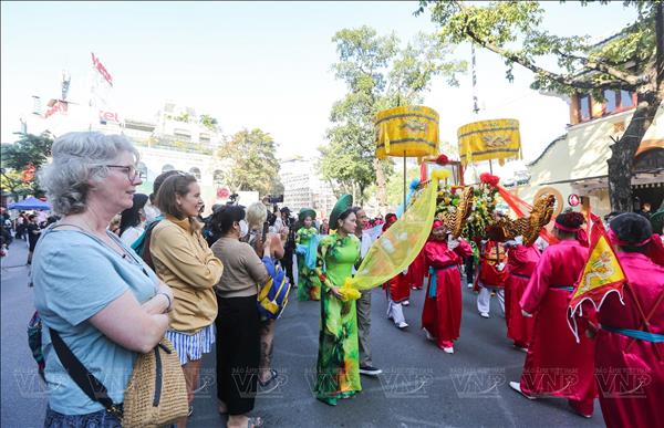 វិស័យទេសចរណ៍ហាណូយរីកចំរើនដើមឆ្នាំ ២០២៦៖ ប្រាក់ចំណូលលើសពី ២.០០០ ពាន់លានដុង ក្នុងអំឡុងពេលបុណ្យចូលឆ្នាំសកល