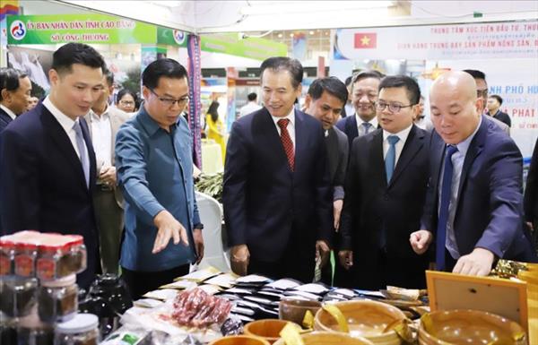 ກະ​ຊວງ​ປ້ອງ​ກັນ​ປະ​ເທດ ຫວຽດ​ນາມ-ລາວ ສົ​ມ​ທົບ​ກັນ​ຊີ້​ນຳ​​ຈັດ​ງານ​ຕະຫຼາດ​ນັດ​ເຊື່ອມ​ຕໍ່​ການ​ແລກ​ປ່ຽນ​ການ​ຄ້າ