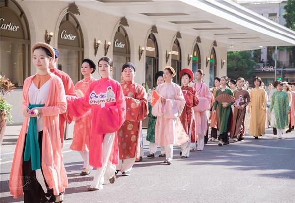 Diễu hành áo dài du lịch Hà Nội - Di sản bước cùng thời gian