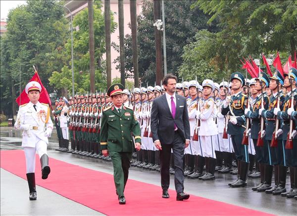 斯洛伐克副总理兼国防部部长对越南进行正式访问