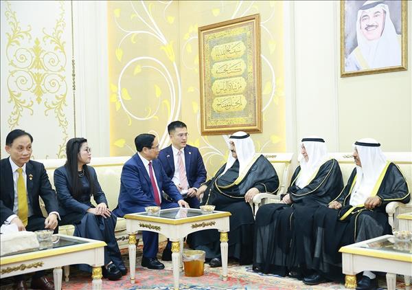 Thủ trướng Phạm Minh Chính tới nhà riêng thăm nguyên Thủ tướng Kuwait Sheikh Nasser Al-Mohammed Al-Jaber Al-Sabah