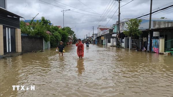 Flooding leaves 9 dead, 6 missing, tens of thousands of homes inundated across central region