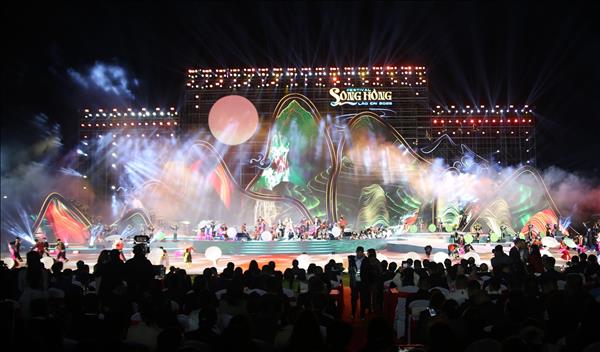 Rực rỡ sắc màu văn hóa Việt Nam và Trung Quốc trong đêm khai mạc Festival sông Hồng đầu tiên