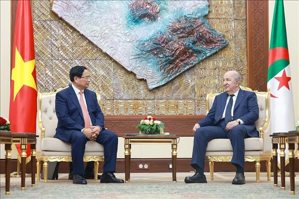 ‘공식 방문 팜 밍 찡 총리, 알제리 대통령과 회견