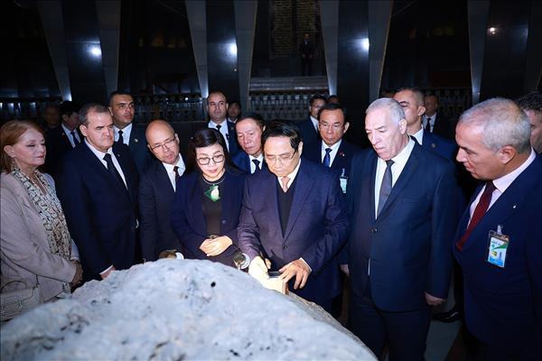 ‘알제리 방문 팜 밍 찡 총리, 故 보 응우옌 잡 대장의 ˂디엔비엔푸˃ 아랍어판 출판 행사 참석