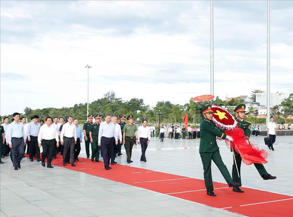 Líder partidista vietnamita rinde homenaje al Presidente Ho Chi Minh y a héroes caídos en Phu Quoc