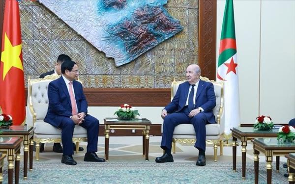 ນາຍົກລັດຖະມົນຕີຫວຽດນາມ ພົບປະກັບ ປະທານນາທິບໍດີ ອານເຊຣີ