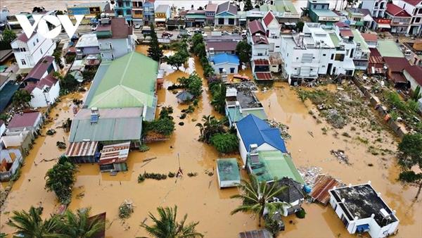 ກົມ​ການ​ເມືອງ​ອອກ​ຂໍ້​ສະ​ຫລຸບ​ກ່ຽວ​ກັບ​ການ​ແກ້​ໄຂ​ຜົນ​ຕາມ​ມາ​ຈາກ​ຝົນ​ຕົກ, ນ້ຳ​ຖ້ວມ​ຢູ່​ເຂດ​ພາກ​ກາງ ຫວ​ຽດ​ນາມ