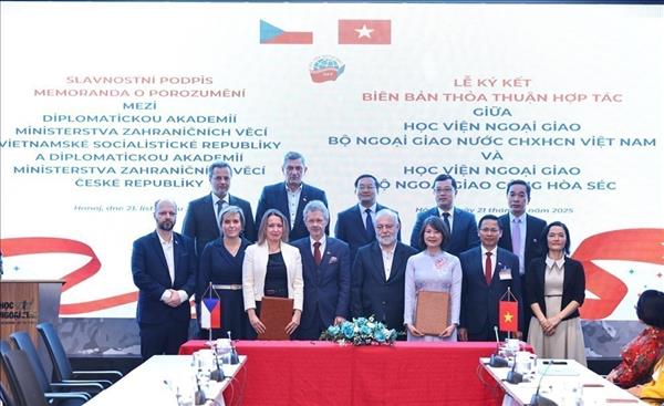 Chủ tịch Thượng viện Quốc hội Cộng hòa Séc thăm, giao lưu với sinh viên Học viện Ngoại giao