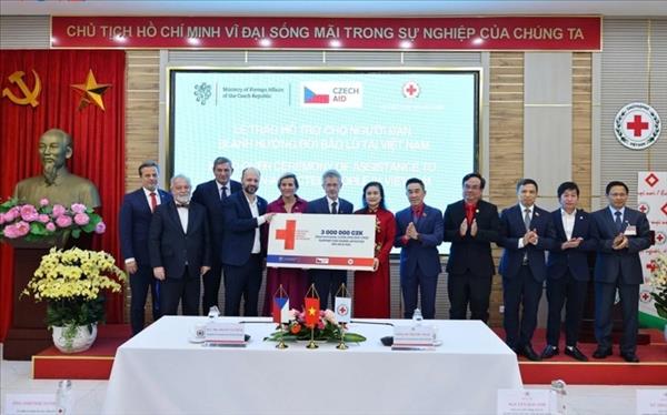 ສ ເຊັກໂກ ຊ່ວຍ​ເຫຼືອ ຫວຽດ​ນາມ ຟື້ນ​ຟູ​ຜົນ​ກະ​ທົບ​ຈາກພາ​ຍຸ​ນ້ຳ​ຖ້ວມ ຈຳ​ນວນ 3,5 ຕື້ ດົ້ງ