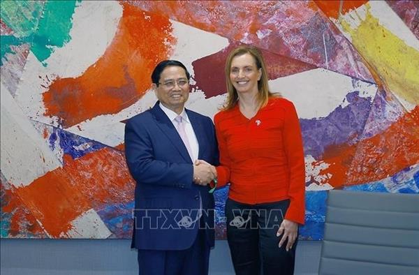 チン首相 南アフリカのヨハネスブルグ証券取引所を訪問