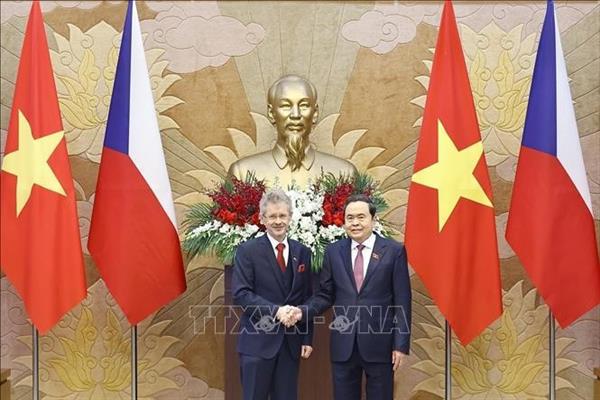 Top Vietnamese legislator holds talks with visiting Czech Senate President
