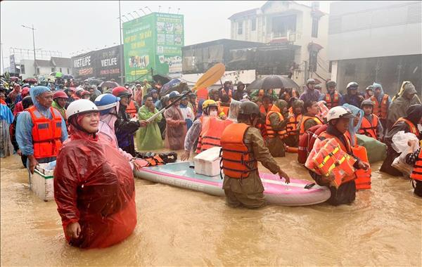 베트남 당 정치국, 중부 지방 대규모 홍수‧수해 복구 결론 발표