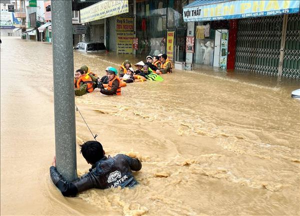베트남 각 지방, 수해 지역 주민에게 필수품 공급 위해 총력