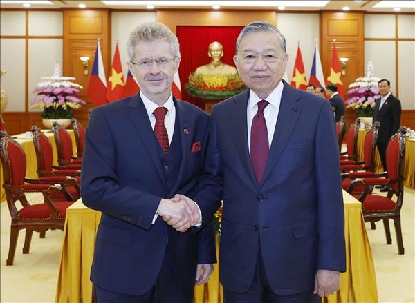 Le secrétaire général To Lam reçoit le président du Sénat tchèque à Hanoï