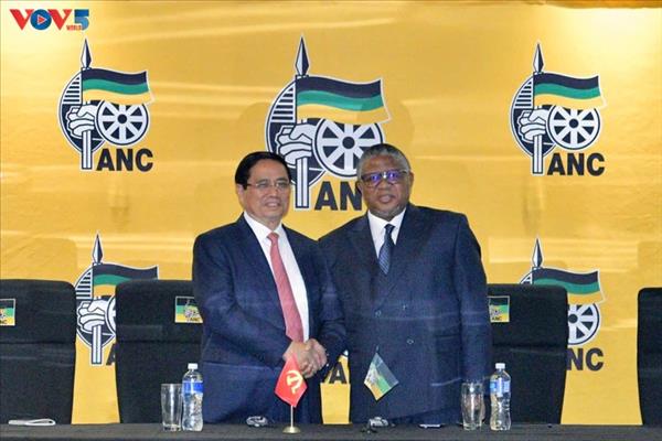 នាយករដ្ឋមន្ត្រីវៀតណាមលោក ហ្វាម មិញជីញ ជួបជាមួយអគ្គលេខាធិការនៃគណបក្សមហាសន្និបាតជនជាតិអាហ្វ្រិក