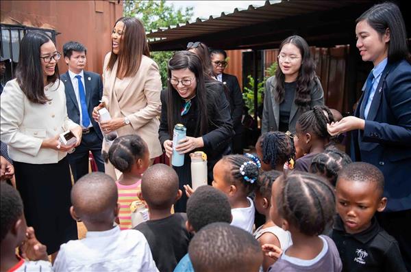 Phu nhân Thủ tướng Phạm Minh Chính thăm và tặng quà người dân khu dân cư Tsakane, Nam Phi