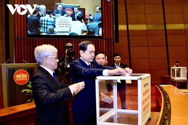 សមាជិកសភាបរិច្ចាគទឹកប្រាក់ដើម្បីជួយឧបត្ថម្ភប្រជាជនដែលរងផលប៉ះពាល់ដោយភ្លៀងនិងទឹកជំនន់