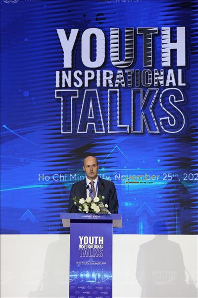 ベトナム 経済フォーラムでAI時代の若者育成を強調