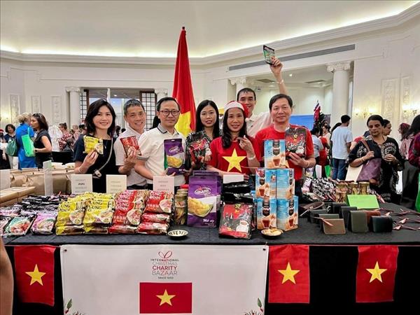 Vietnam destaca en Colombo con gastronomía y tradiciones en feria navideña