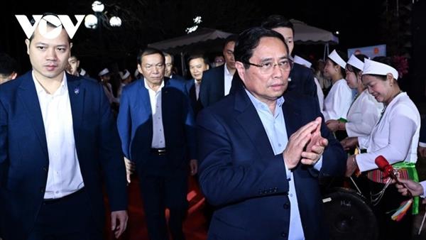 នាយករដ្ឋមន្ត្រីលោក ហ្វាម មិញជីញ អំពាវនាវដល់អង្គភាពអាជីវកម្មនិងប្រជាជនឱ្យចែករំលែកជាមួយប្រជាជនតំបន់ភាគកណ្តាល