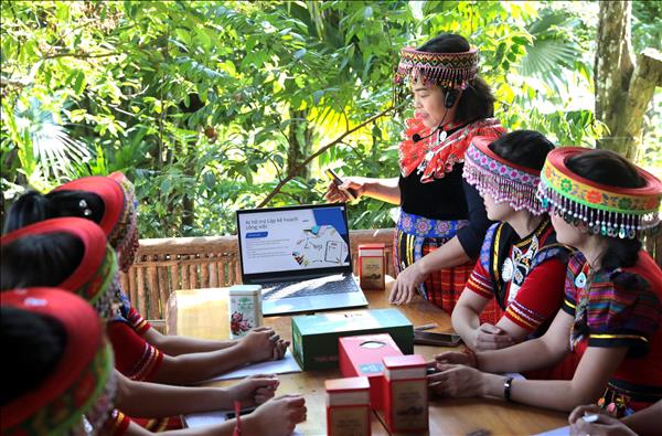  Bà con dân tộc Dao ứng dụng công nghệ số AI lan tỏa đặc sản chè