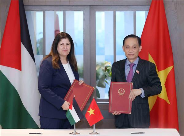 Bộ trưởng Bộ Ngoại giao Lê Hoài Trung hội đàm với Bộ trưởng Bộ Ngoại giao và Kiều dân Nhà nước Palestine