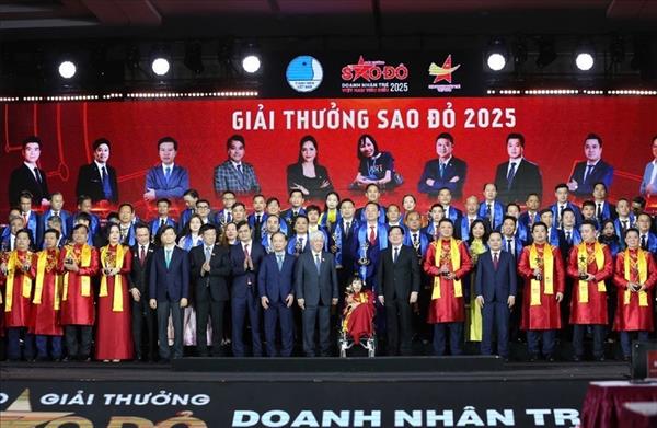 2025年红星奖颁奖典礼在河内举行 11位杰出青年企业家获表彰