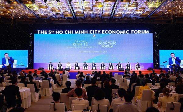 Experts, businesses propose measures to accelerate green transition at Autumn Economic Forum