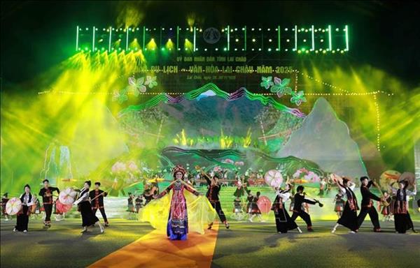 越中文艺交流晚会在莱州省举行