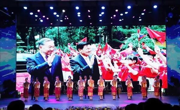 Espectáculo artístico conmemora 50 años del Día Nacional de Laos y celebra la amistad con Vietnam