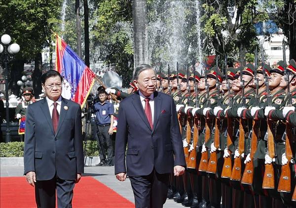 Lễ đón trọng thể Tổng Bí thư Tô Lâm và Phu nhân tại thủ đô Viêng Chăn (Lào)