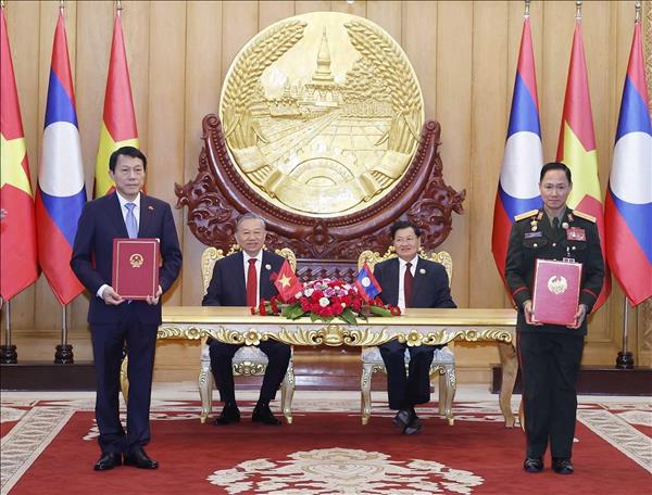 Tổng Bí thư Tô Lâm và Tổng Bí thư, Chủ tịch nước Lào Thongloun Sisoulith chứng kiến Lễ trao các văn kiện hợp tác