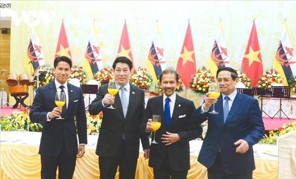 ປະ​ທານ​ປະ​ເທດ ເລືອງ​ເກື່ອງ ເປັນ​ປະ​ທາ​ນ​ງານ​ລ້ຽງ​ທາງ​ລັດ​ຖະ​ກິດ ກະ​ສັດ ບ​ຣູ​ໄນ