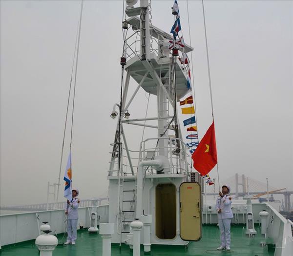 Церемония подъёма флага Вьетнама на НИС Профессор Гагаринский