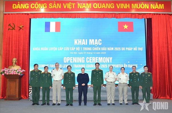 Maintien de la paix : la France soutient le Vietnam dans la formation au secourisme de combat