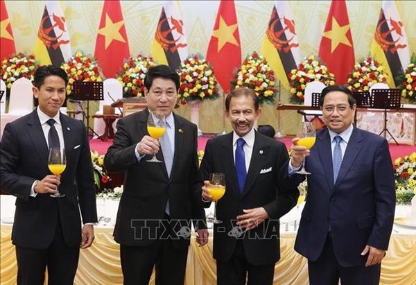 Le président Luong Cuong offre un banquet dÉtat en lhonneur du sultan de Brunei